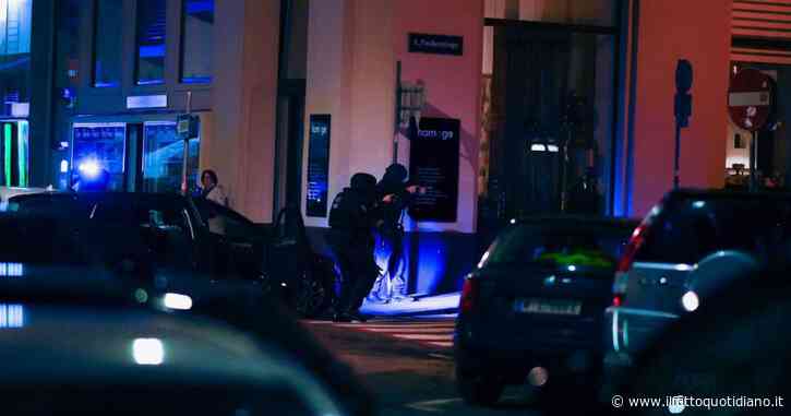 Attentato a Vienna: ci sono morti e feriti. Spari in centro: “Anche ostaggi in un ristorante”. Il governo: “Attacco terroristico in corso”