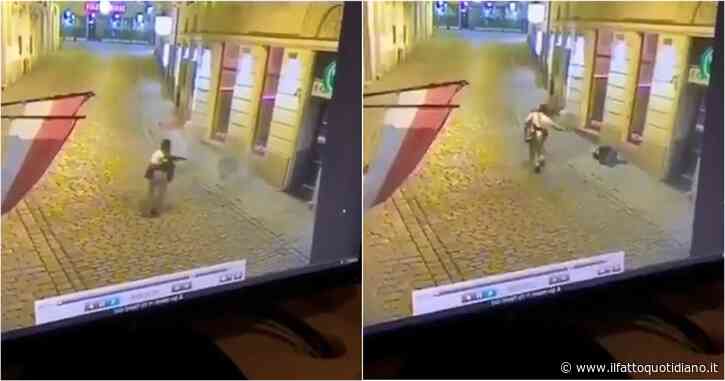 Attentato Vienna, un uomo armato si aggira per il centro e uccide un passante a sangue freddo (video)