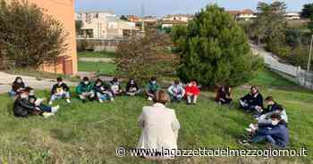 Scuole chiuse in Puglia: a Santeramo in Colle prof fa lezione sul prato - La Gazzetta del Mezzogiorno