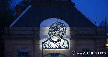 Charly García ya tiene en Buenos Aires una sorprendente escultura iluminada en su homenaje - Clarín