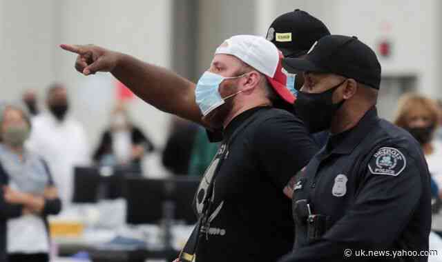 US election 2020: 'Dicey' atmosphere as 'poll watchers' demand to be let in to Detroit count