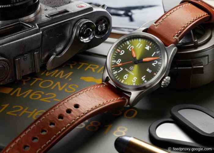 Iconic aviator style watch with unique self luminous Tritium Tubes