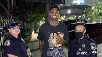 Deshaun Watson stops for photo with Freeport police officers in downtown Houston - KTRK-TV