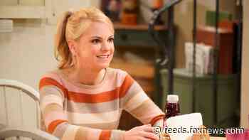 'Mom' returns for new season, writes off Anna Faris from show