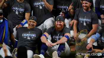 Justin Turner won't be disciplined by MLB for returning to field after positive virus test