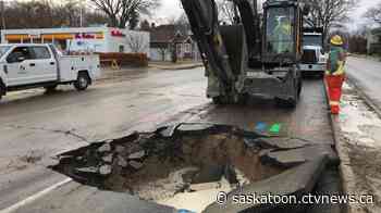 Sinkhole snarls traffic at busy Saskatoon intersection - CTV News Saskatoon