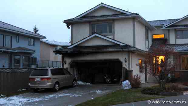 No one injured after large fire breaks out in northwest Calgary home