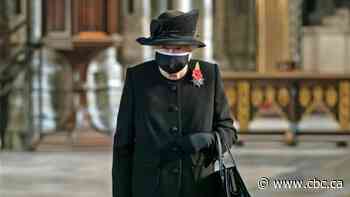 Queen Elizabeth wears mask for 1st time at public event