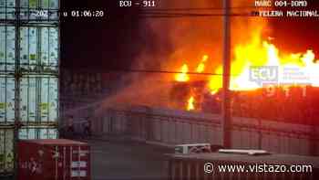 Bomberos de los cantones Marcelino Maridueña, Naranjito y Milagro combaten gran incendio en una fábrica de pap - Vistazo
