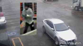 Recognize him? Robbery suspect grabs woman’s purse at SW Houston Fiesta Market - KHOU.com
