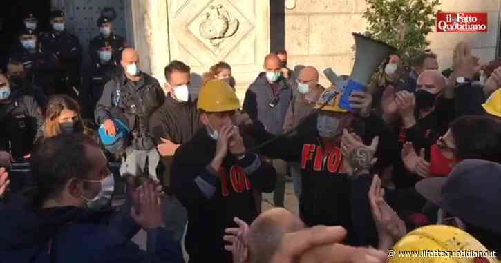Ex Ilva di Genova, reintegrato il lavoratore licenziato per un vocale e ritirata  sospensione di 250 operai: il lungo applauso fuori da prefettura