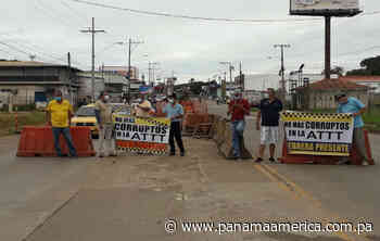 Conductores de taxis herreranos protestan cerrando la vía Chitré-Los Santos - Panamá América