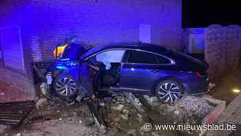 Auto mist bocht en botst tegen huis in Kerniel - Het Nieuwsblad