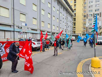 Anche a Modena stamane la mobilitazione a sostegno dei lavoratori della Sanità - Modena 2000