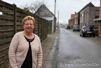 Linda verbindt buren met mekaar door ketting van boodschapjes