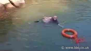 China rescue: UK diplomat jumps into river to save drowning student