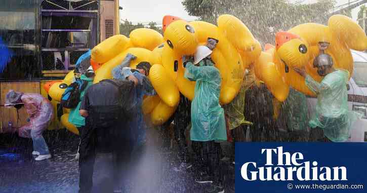 Thailand protests: clashes cause chaos outside parliament
