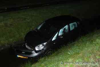 Auto belandt in sloot, Hoogeveenseweg - N374 Bruntinge - Hardnieuws