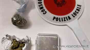 Fermati dai vigili 5 minuti prima del coprifuoco, avevano appena fumato "erba" in auto - VicenzaToday
