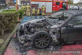 BMW 630 Cabrio brandt uit op parking Spar (Lichtervelde) - Het Nieuwsblad