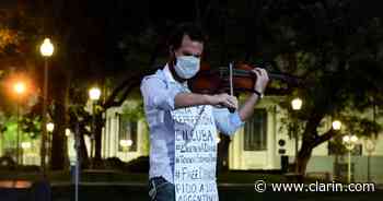 El violín que suena en Buenos Aires para protestar por detenciones en Cuba - Clarín