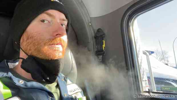 Saskatoon man finds fans online after using city's frigid weather to show how masks help stop COVID-19 spread