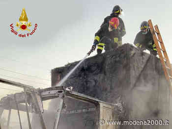Mezzo pesante distrutto da incendio sull'autostrada A1 - Modena 2000