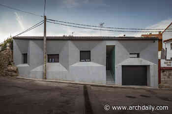 Bus House / OOIIO Architecture - ArchDaily