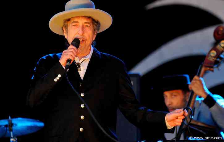 Long-lost collection of Bob Dylan documents sell for £370,000 at auction
