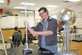 Sundre physics teacher receives award - Red Deer Advocate