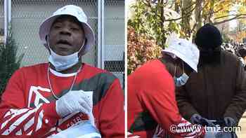Tracy Morgan Hands Out Turkeys to Long Line of New Yorkers