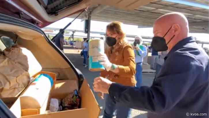 Senator-elect Kelly, Giffords volunteer at local food bank, encourages others to follow suit