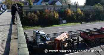 Sattelanhänger kippt auf der A8 bei Neunkirchen um - Saarbrücker Zeitung
