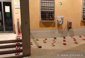 Scarpe rosse davanti al Comune, iniziativa antiviolenza a Quarrata - gonews