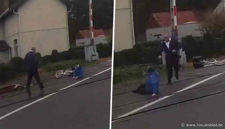 Buschauffeur aarzelt geen moment wanneer bejaarde fietsster op sporen valt bij Loppemse overweg