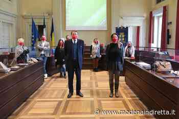 Modena, giunta comunale indossa mascherine rosse contro la violenza di genere - modenaindiretta.it