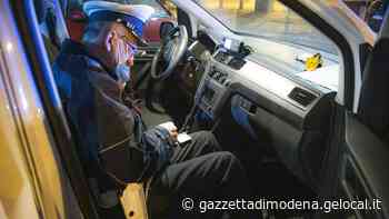 Modena, ubriaco e fuori casa dopo le 22 senza motivo si schianta contro un'auto - La Gazzetta di Modena