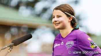 Women's Big Bash: Amy Smith on turning 16, maths homework and 'elevator chat'
