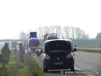 Wagen waar rook uit komt, moet getakeld worden op autosnelweg - Het Nieuwsblad