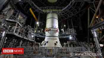 SLS: Nasa 'megarocket' assembly begins in Florida