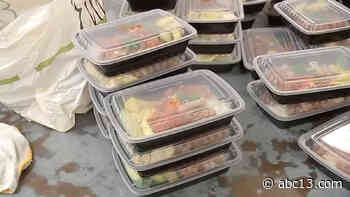 Chris Williams of Lucille's restaurant in Houston gives out 5,000 gourmet Thanksgiving meals - KTRK-TV