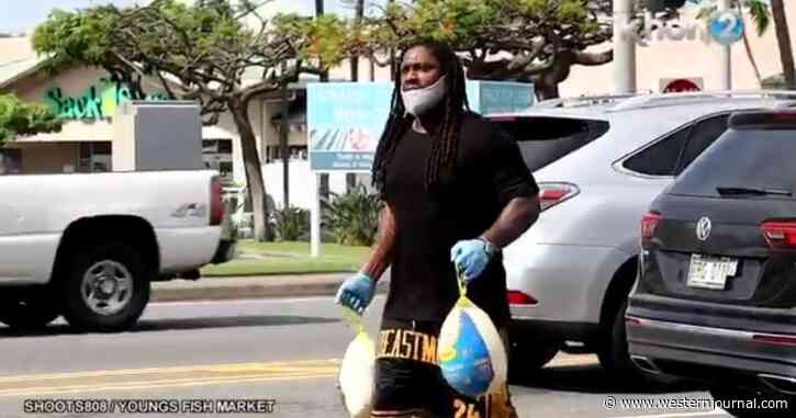 Former NFL Star Hands Out 200 Free Turkeys for Thanksgiving