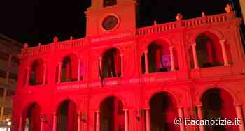 Marsala ricorda le donne vittime di violenza, Palazzo VII Aprile si tinge di rosso - Itaca Notizie