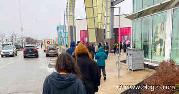 Black Friday sale crowds gather at Vaughan Mills with Toronto in lockdown - blogTO