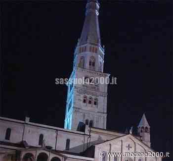 La Ghirlandina di Modena si colora di verde contro la pena di morte - Modena 2000