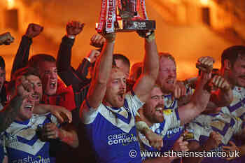 James Roby collects his second Harry Sunderland award after Super League triumph - St Helens Star