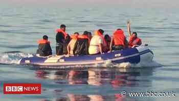 Channel crossings: More officers to patrol French beaches