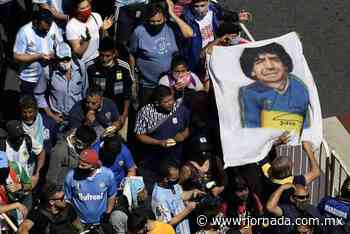 Una multitud desfila en Buenos Aires ante el féretro de Maradona - La Jornada