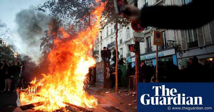 Protesters launch fireworks at police in Paris – video