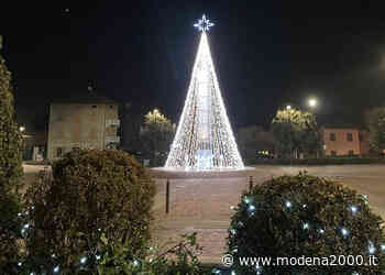 L'albero di Natale si accende in piazza Cavicchioni ad Albinea - Modena 2000